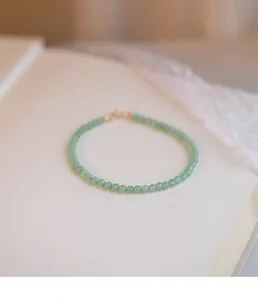 Elegante pulsera de cuentas de ágata musgo natural con una cuenta de la suerte de oro de 14k