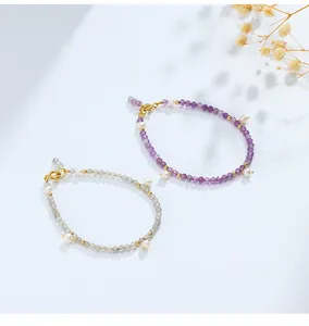 Detail van amethist en maansteen armbanden met echte witte zoetwaterparels