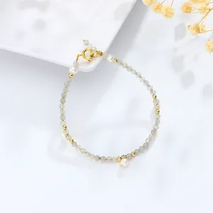 Mooie elegante armband van grijze gefacetteerde maansteen met ronde zoetwaterparels