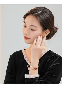 Elegante gouden armband met zuidelijke rode agaat en parelbedeltje voor vrouwen
