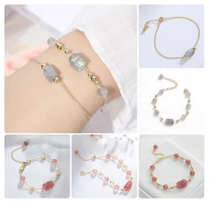 Elegante natuurlijke kristallen armbandset met aardbeienkwarts en grijze maansteen.
