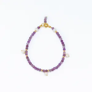 Elegante armband van lavendel amethist facet geslepen met drie hangende zoetwaterparels.