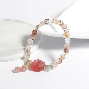 Natuurlijke rutielkwarts armband met een schattige aardbeienkristallen kattenpoot hanger