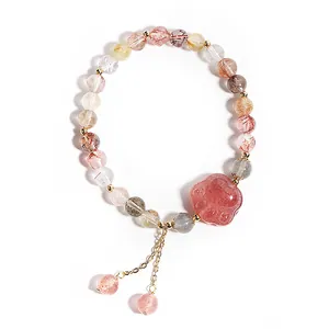 Natuurlijk rutilkwarts armband met aardbeienkwarts kattenpootje en kwastje