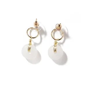 Élégantes boucles d'oreilles en jade blanc naturel avec anneau doré et fermoir clou