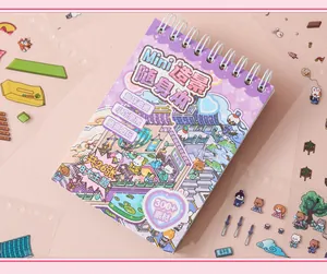 Nahaufnahme von einem süßen Mini-Spiral-Stickerbuch mit bunten Cartoon-Aufklebern