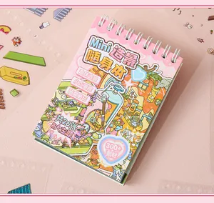 Nahaufnahme eines Mini-3D-Stickerbuchs mit süßem Cartoon-Thema für Mädchen-DIY-Handwerk.