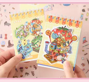 Makroansicht eines 3D-Miniaturszenen-Spiralaufkleberbuchs für DIY-Journaling und Scrapbooking.