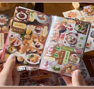 Gros plan d'un livre d'autocollants japonais vintage avec finition laser holographique