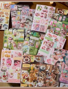 Gros plan d'autocollants de desserts japonais rétro avec finition laser colorée pour journal