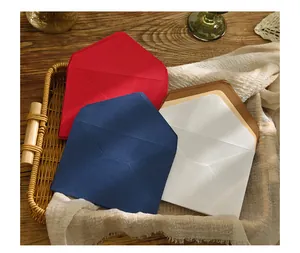 Vista dettagliata della trama della carta premium di buste colorate in stile vintage