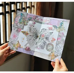 Vue rapprochée d'une carte de vœux papillon 3D DIY romantique aux motifs floraux