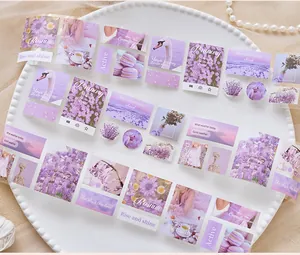 Makro-Detail von lila Washi-Tape-Aufklebern mit Blumen- und Lifestyle-Designs