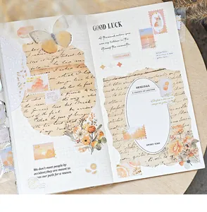 Gros plan d'autocollants timbres vintage sur un journal