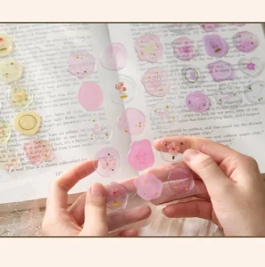 Primo piano di adesivi decorativi floreali in resina epossidica per scrapbooking e diari.