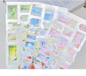 Gros plan de planches d'autocollants timbres en PVC aux illustrations de paysages
