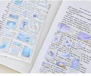 Gros plan d'autocollants de timbres en PVC esthétiques sur une page