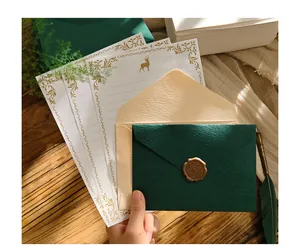 Primo piano di carta da lettere retrò e set di buste verdi