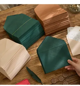 Primer plano que muestra la textura tejida de calidad de sobres retro verde bosque
