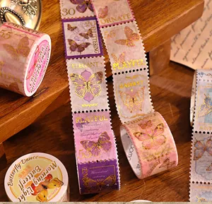 Vintage-Washi-Tape mit Schmetterlingsmotiv, Goldfolienprägung und gestanzten Briefmarkenkanten.