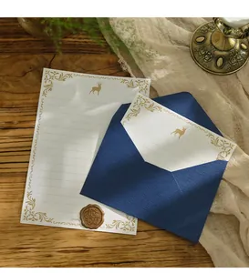 Dettaglio di un set di cancelleria vintage con carta da lettere cervo e busta blu