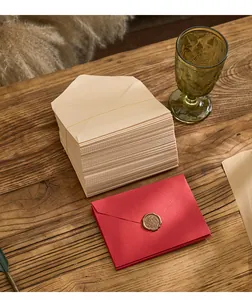 Detalle de sobres vintage texturizados con sello de lacre decorativo en mesa rústica