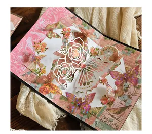 Vue détaillée de la carte pop-up papillon 3D vintage avec papier iridescent et motifs fleurs