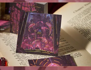 Vista dettagliata di un blocco note gotico con stampa in oro e illustrazione di pesci