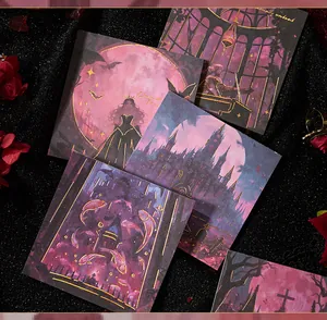 Primo piano di memo pad gotici dorati con illustrazioni fantasy oscure