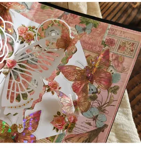 Vue détaillée d'une carte 3D faite main avec papillons holographiques et roses romantiques