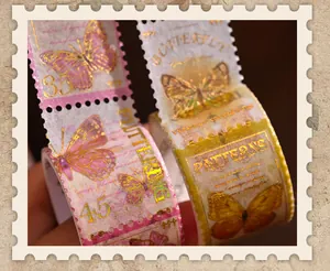 Nahaufnahme von Vintage Goldfolien Washi Tape mit eleganten Schmetterlingsmustern