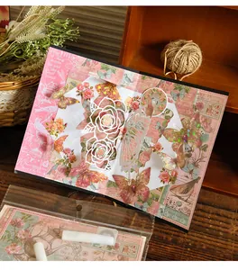 Vue détaillée de la carte pop-up papillon floral vintage et du kit de matériel complet