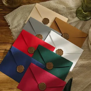Set di buste vintage multicolore con sigilli in ceralacca classici su carta testurizzata