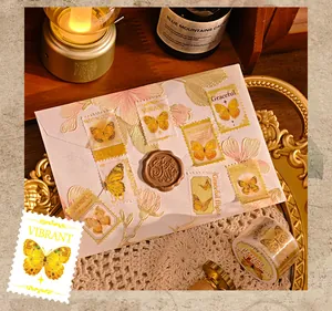 Nahaufnahme von Vintage-Schmetterlingsstempel-Washi-Tape mit eleganten Goldprägungen.