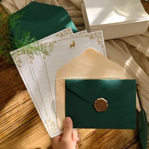 Set di carta da lettere e buste vintage verde con motivo a cervo dorato