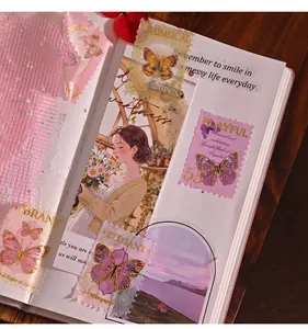 Nahaufnahme von Vintage-Goldfolien-Schmetterlingsstempel-Aufklebern für das Scrapbooking.