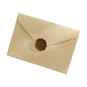 Busta beige vintage testurizzata con un classico sigillo in ceralacca marrone