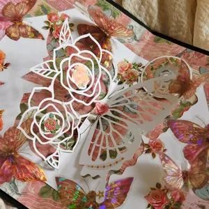 Kit cadeau de livre pop-up 3D papillon fait main avec motifs complexes de roses et papillons.