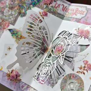 Kit de carte papillon 3D avec motif floral de rose vintage et détails découpés au laser