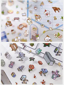 Detalle macro de pegatinas decorativas DIY con perros de dibujos animados y temas escolares