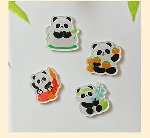 Detailweergave van vier schattige cartoon panda acryl koelkastmagneten met diverse motieven