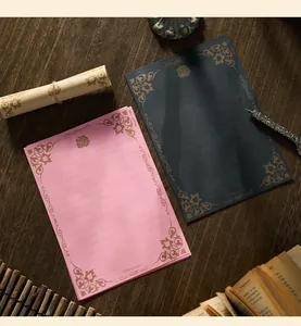 Carta da lettere vintage con eleganti motivi a rose e bordi decorati per lettere d'amore romantiche