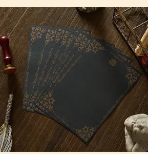 Dettaglio di eleganti fogli da lettere neri vintage con bordi floreali dorati
