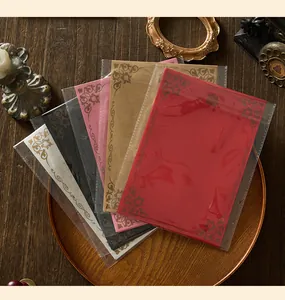 Fogli di carta da lettere vintage in colori assortiti con bordi floreali