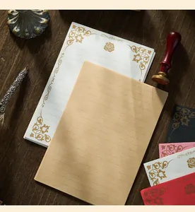 Set di carta da lettere vintage con motivi a rose in vari colori e righe sottili