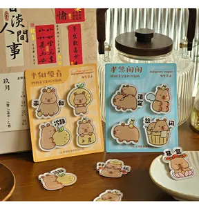 Gros plan de mignons aimants de réfrigérateur en acrylique Capybara sur fond de style.