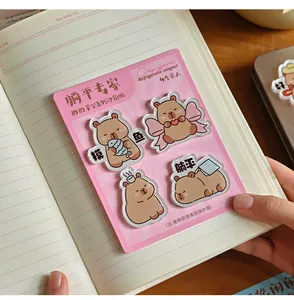 Lot de quatre jolis aimants de réfrigérateur en acrylique capybara sur carte rose.