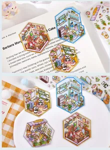 Gedetailleerde close-up van schattige miniatuurkamerstickers voor DIY-scrapbookdecoratie.