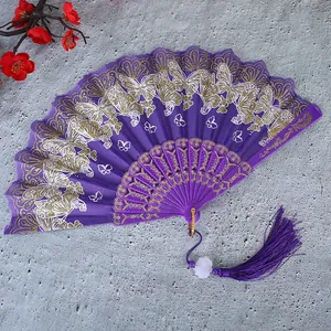 Vista detallada del abanico plegable púrpura con patrones de mariposas y borla a juego