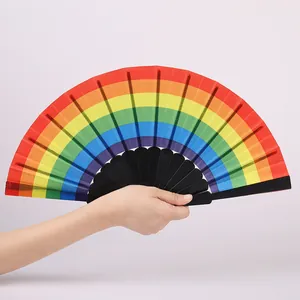 Una mano sostiene un abanico plegable con los colores del arcoíris sobre fondo blanco